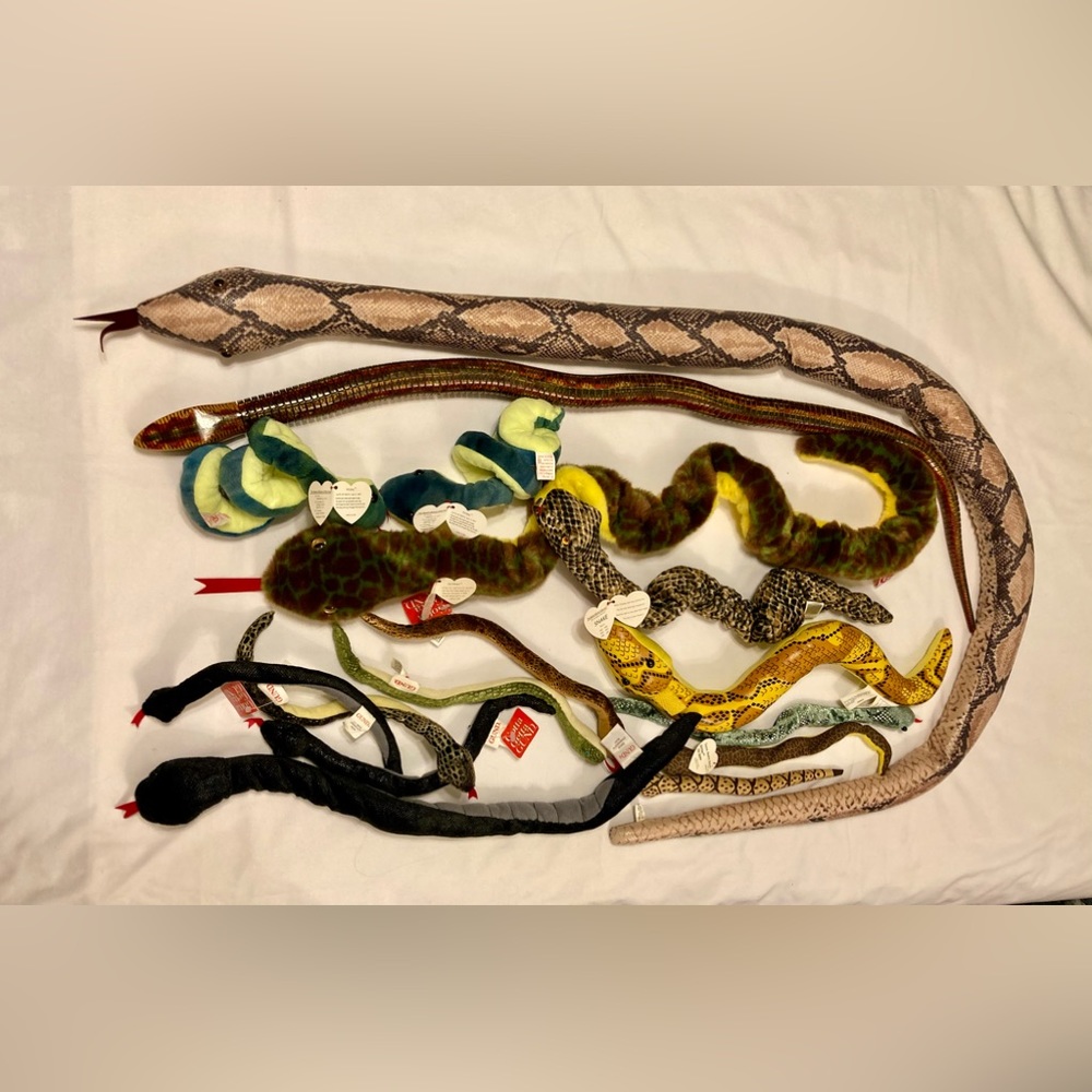 Lot of 16 toy snakes 🐍